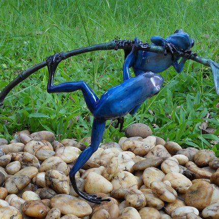 Bronzen beeld 2 Gekleurde kikkers aan twijg / blauw 21x9x34cm