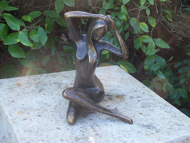 Bronzestatue Sitzende Frau 24x17x18cm