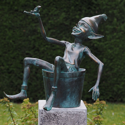 Bronzen beeld Pixie met emmer 49x15x17cm