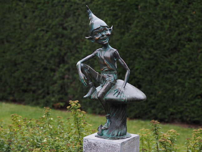 Bronzen beeld Pixie op paddenstoel 77x35x43cm