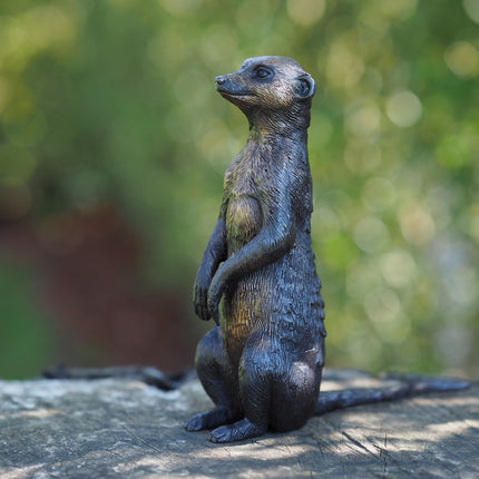 Bronzen beeld Zittend stokstaartje 18x6x17cm