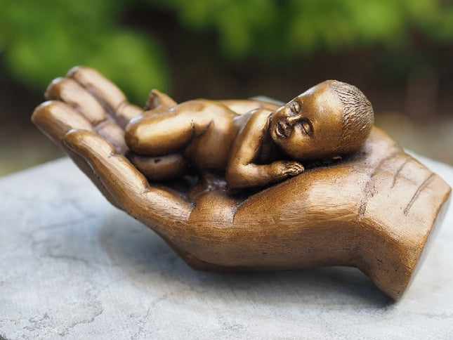 Bronzen beeld Hand met baby 9x18x11cm