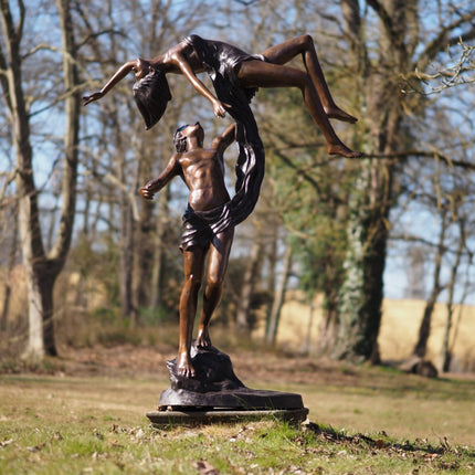 Bronzen beeld Dansend koppel 'lift you up' 172x136x91cm