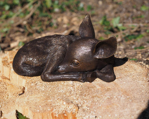 Bronzen beeld Slapend hertenkalf 40x26x18cm