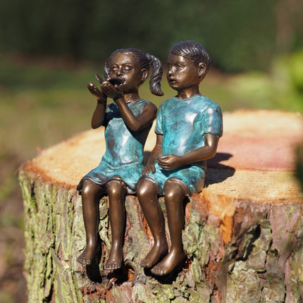 Bronzen beeld 2 kinderen met vlinder 14x7x9cm