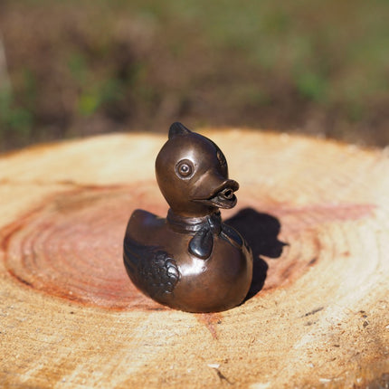 Bronzen beeld Eend met strikje 9x6x9cm