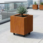 Vierkante cortenstalen plantenbak met wielen 40x40x40 cm