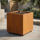 Vierkante cortenstalen plantenbak met wielen 80x80x80 cm