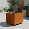 Vierkante cortenstalen plantenbak met wielen 80x80x60 cm