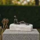 Bronzen Beeld Chill Op Natuursteen - Doika - Bronzen beeld - Thermobrass - 5410807915691 - BS1569B