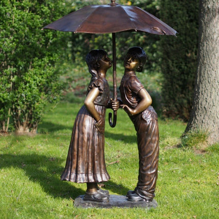 Bronzen beeld Jongen en meisje onder paraplu 138x90x91cm 60kg - Doika - Bronzen beeld - Doika - 5410807610350 - PB61035