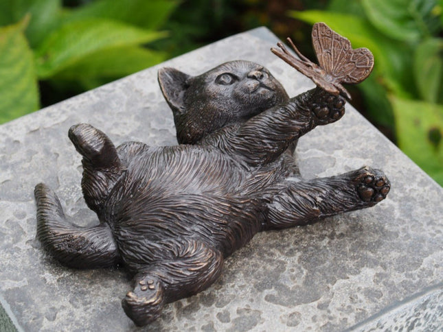 Bronzen beeld Kat met vlinder 11x16x22cm - Doika - Bronzen beeld - Doika - 5410807013960 - BS1396B