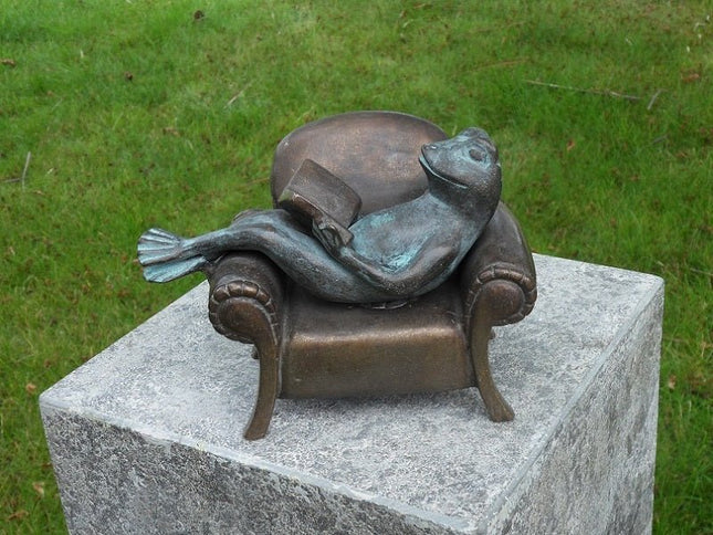 Bronzen beeld Lezende kikker in zetel 13x11x18cm - Doika - Bronzen beeld - Doika - 5410807017159 - AN1715BRW-V