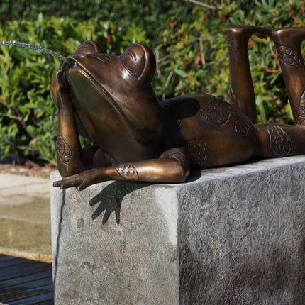 Bronzen beeld Liggende kikker groot 28x37x90cm 13kg - Doika - Bronzen beeld - Doika - 5410807611012 - PB61101