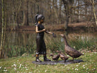 Bronzen beeld Meisje voedert ganzen 105x40x108cm - Doika - Bronzen beeld - Doika - 5410807014943 - B1494