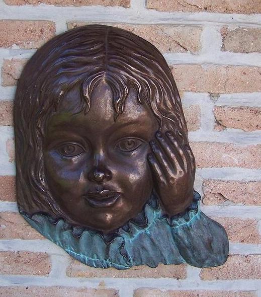 Bronzen beeld Meisjesgezicht muurdecoratie 40x5x33cm - Doika - Bronzen beeld - Doika - 5410807108512 - HW0851BR-B