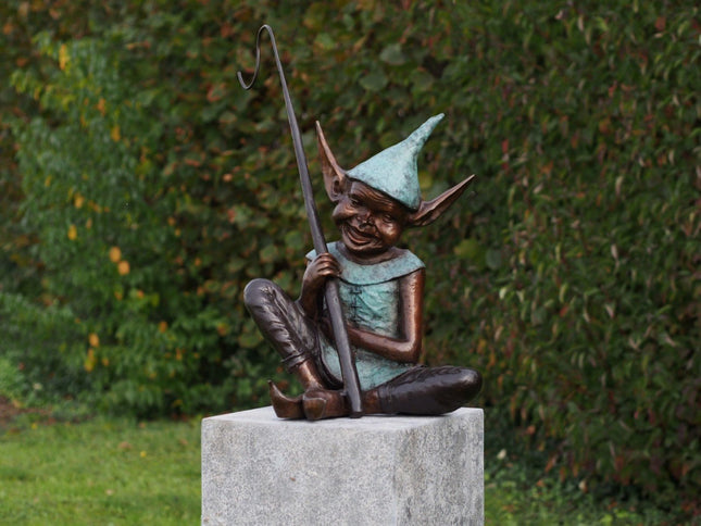Bronzen beeld Pixie met haak 77x40x50cm 14kg - Doika - Bronzen beeld - Doika - 5410807913225 - B91322