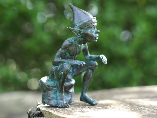 Bronzen beeld Pixie zittend op steen 17x8x9cm - Doika - Bronzen beeld - Doika - 5410807014059 - BS1405V