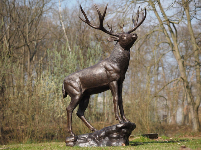 Bronzen beeld Staand hert op basis 197x102x135cm - Doika - Bronzen beeld - Doika - 5410807150412 - B1504-1