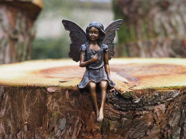 Bronzen beeld Zittende fee met bloem 20x11x13cm - Doika - Bronzen beeld - Doika - 5410807012536 - AN1253BR-B