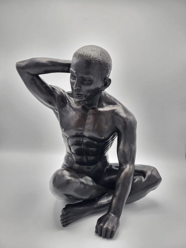 Bronzen beeld Zittende man arm omhoog 35x25x35cm - Doika - Bronzen beeld - Doika - 5410807914809 - BS1480B